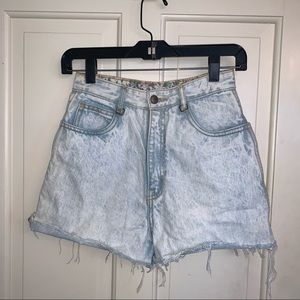 Vintage high waisted light wash stiff denim jean shorts!